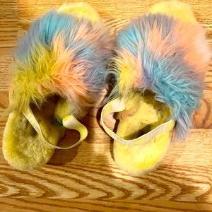 Uggs Fluff Yeah slippers size 8